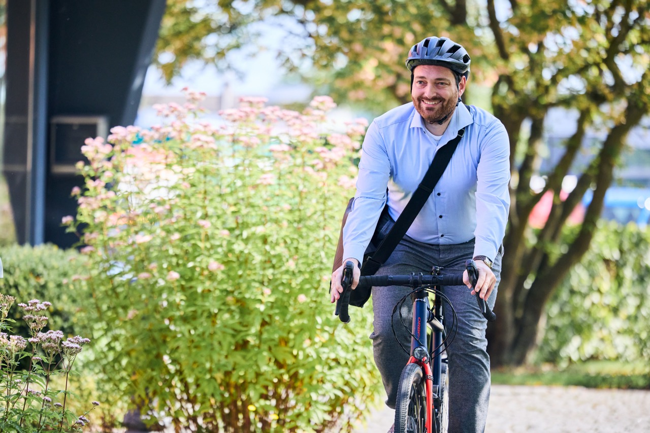 Bild mit Kollegen auf einem Fahrrad