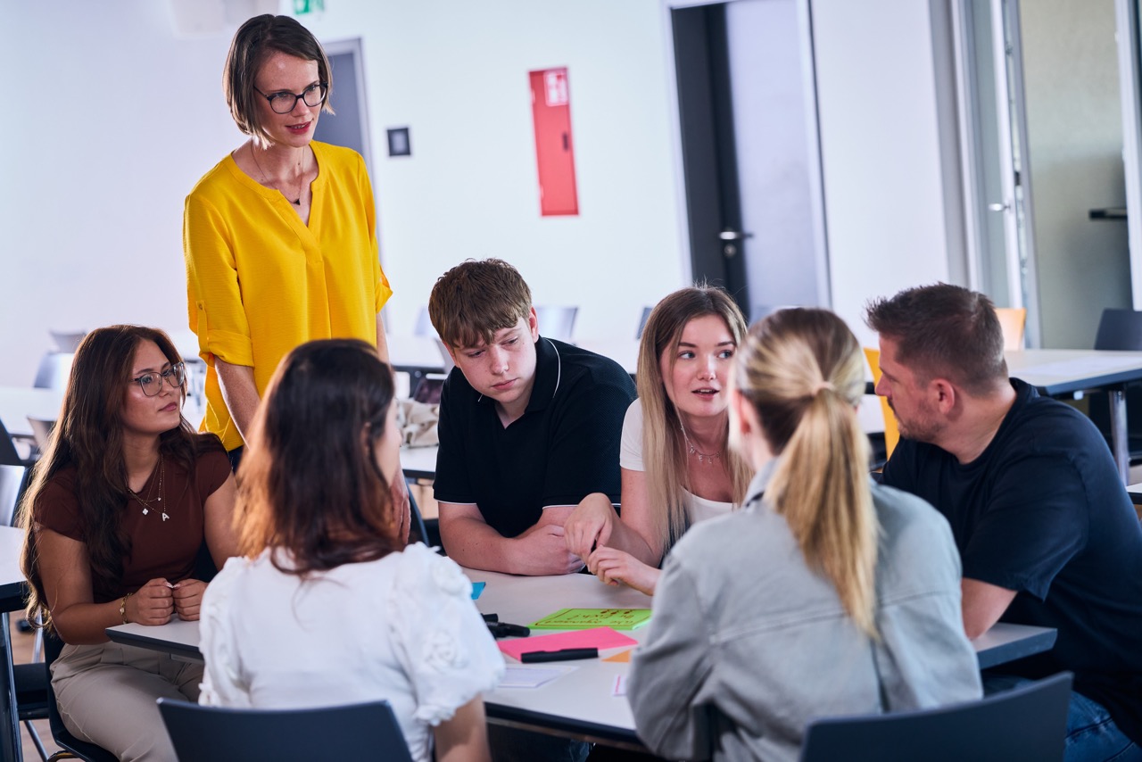 Auszubildende bei einer Gruppenarbeit