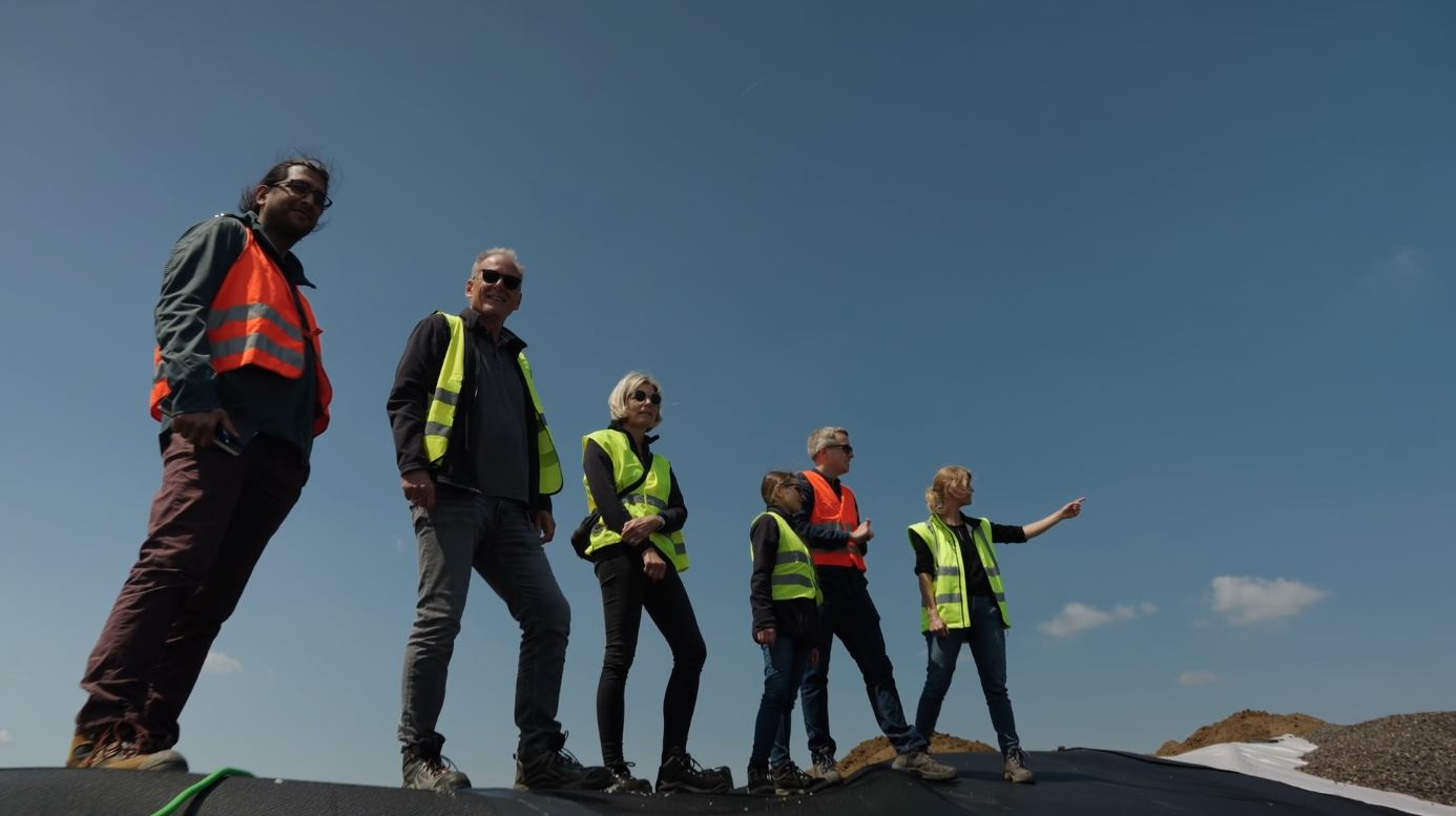 Mitarbeitende bei einer Baustellenbegehung