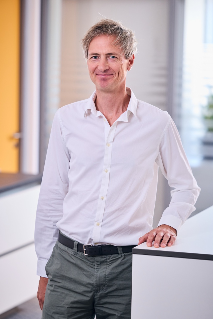 Portraitfoto von Standortleiter Sebastian Strebe